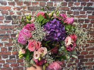 Bouquet rond en nuance blanc rose et violine retouche