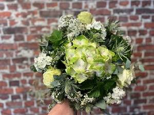 Bouquet rond blanc et vert retouche
