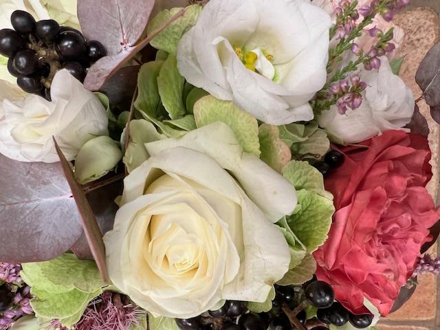 Bouquet de mariées rond blanc vert et rose (3)